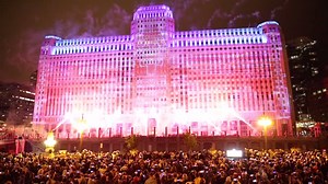 424K views · 3K reactions | CHECK THIS OUT! Chicagoans got their first peek of Art on the MART last night. Touted as the world’s largest and longest-running digital art projection, it turns the city’s iconic Merchandise Mart into a 2.5-acre art canvass: https://bit.ly/2OmiwE8 | Chicago Sun-Times | Facebook