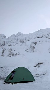 Herbst 1985 am Dachstein: Der US-Amerikaners Kenneth T. Cichowicz stürzt und bleibt schwer verletzt am Gletscherrand liegen. 20 Tage und 19 Nächte kämpft er allein gegen Kälte, Hunger und Verzweiflung – bis er gefunden wird. #Bergwelten: Das Wunder vom Dachstein jetzt bei ServusTV On streamen! 🇦🇹🇩🇪👉 https://win.gs/Wunder_Dachstein | ServusTV