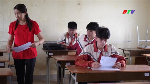 Sĩ tử huyện Di Linh bước vào ngày đầu kỳ thi THPT Quốc gia 2025. | Trung tâm Dịch Vụ Tổng Hợp xã Di Linh