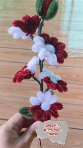 Two color mini daisy fuzzy wire flower #fuzzywireflower #fuzzywire #diyflower #handmadeflowers | Crafty Ivy