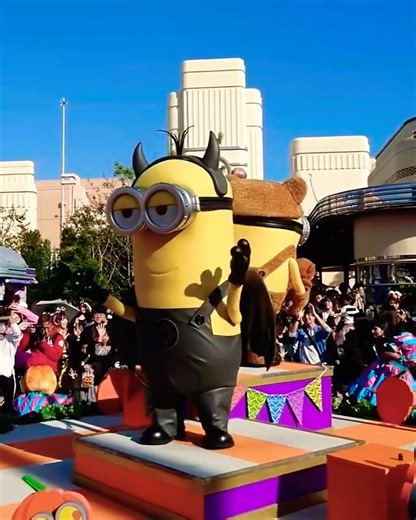 Do you like this minion's costume for halloween? #minions #universalstudiosjapan #japan #shorts #usj