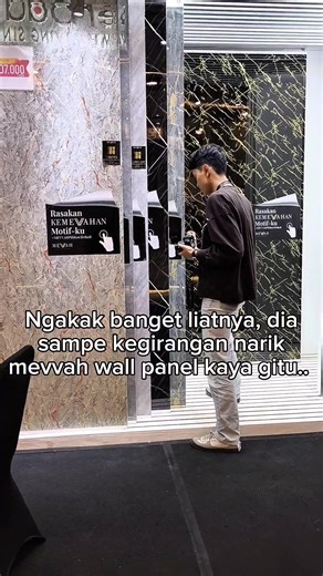 ngakak banget liat nya, dia sampe kegirangan banget narik mevvah wall panel kayak gitu #mevvahwallpanel #wallpanel
