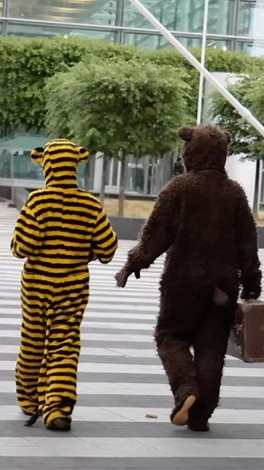 Der kleine Tiger und der Bär haben sich am ersten Ferientag direkt den Koffer geschnappt, den Münchner Flughafen unsicher gemacht und sich nach Panama aufgemacht ✈️🌎🐯🐻 Am 02. September sind der kleine Tiger und der Bär wieder zurück! Denn dann ist nicht nur der erste Tag in der neuen Spielzeit, sondern auch die Premiere von „Oh, wie schön ist Panama“ ✨🎭 *Karten können schon online reserviert werden Das Mtfk wünscht wunderschöne Sommerferien!☀️ @munich_airport #sommer #ferien #munichairport #