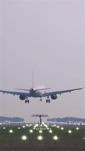 THE TOUCHDOWN | 05 ✈️❤️ at BIA, Sri Lanka 🇱🇰 @SriLankan Airlines Airbus A320 making a crosswind landing at Bandaranaike International Airport, Sri Lanka. #aviation #airplane #crosswind #landing #planespotting