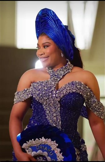 Check out this two Gorgeous Bride in a royal blue lace outfit, Blue has never look ths good on any1