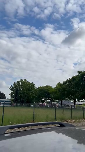 Start vom Rettungshubschrauber Christoph 9 aus Duisburg in Nettetal-Breyell am 05.05.2025 Am 05.05.2025 gegen 17:30 Uhr konnte im Rahmen eines schweren Verkehrsunfalles in Nettetal-Breyell mit einer schwer verletzen Person der Rettungshubschrauber „Christoph 9 der beim BGU Klinikum in Duisburg stationiert ist“ beim Start von einem Follower aufgenommen werden. Start🚁: Ein Parkplatz am „Lötscherweg“ in Nettetal-Breyell Ziel🏥: Helios Klinikum Krefeld (Schockraum der zentralen Notaufnahme) Bericht