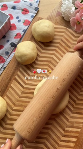 Soft, fluffy brioche filled with warm Nutella 🍫🤎 Fresh from the oven, golden on the outside, melty chocolate inside… honestly hard to stop at one 😍 Get the recipe on my blog (link in bio) or comment ‘Recipe’ - just make sure you follow me to receive my DM! 💌 Follow @izzyskitchen_ for more recipes 🤍 #nutella #nutellabrioche #nutellabriocherecipe #nutellabaking #brioche | Isabel Kullmann