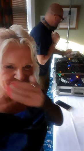 Simon van Os Wow and wow 🥰🤗🤭🎧🎶💕 thank you for letting me looky looky 😂😉 lovely to chat to you and those fingers were super quick 😃🎧🎶💕👊 made my day 😊 enjoy Coppid xx | Karen Austin