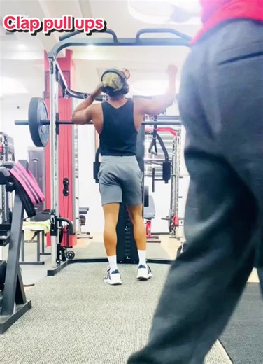 Clap pull ups. Let’s enter this new year by clapping for ourselves for the efforts we made this year#fyp #newyear2026 #calisthenics