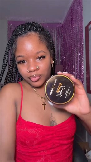 She’s the moment — and her edges prove it. ✨ Our Edge Control glides on flawlessly, laying edges smooth with a strong hold that lasts. No flakes, no stiffness, just sleek, polished edges that stay moisturized and beautiful all day. 💛 📸: @0nlyherway | Bask & Lather Co