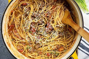 6.5M views · 21K shares | One Pot Spaghetti - no need to boil a separate pot of water, the noodles all get cooked right in the sauce. RECIPE: https://www.bunsinmyoven.com/2018/02/19/one-pot-spaghetti/ | Buns In My Oven | Facebook