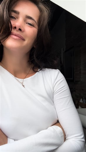 Vika Klein / Mamablog on Instagram: "Die beste Meditation für wahrscheinlich jede Frau ist einfach eine frische Haarfarbe …😂 Egal ob Trennung, Krankheit oder Nervenzusammenbruch. Ich hab mir frische Haare gegönnt. Das Lied hat perfekt gepasst. Und heute sind wir zum ersten Mal seit über zwei Wochen alle fieberfrei im Haus. Nächste Woche geht’s in den Urlaub denn wir mussten unseren Urlaub heute verschieben. Mein Leben mit drei Kindern. Kurz vor dem Nervenzusammenbruch. #reallife #momlife #mom #