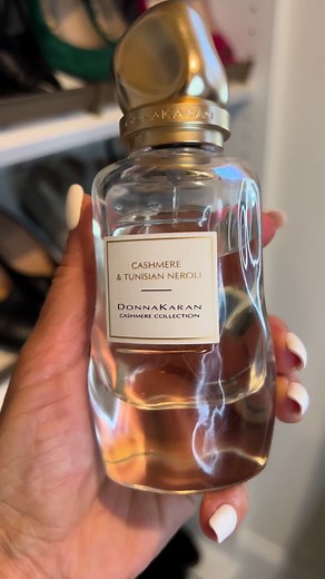 Donna Karan’s “Cashmere and Tunisian Neroli” is a sophisticated fragrance that marries the comforting warmth of cashmere with the bright, zesty allure of Tunisian neroli. \t•\tTop Notes: The scent opens with the fresh, citrusy notes of Tunisian neroli, providing an invigorating and uplifting start. \t•\tHeart Notes: The heart of the fragrance unfolds with soft floral notes that complement the initial burst of neroli, adding a delicate and feminine touch. \t•\tBase Notes: The base is anchored by 