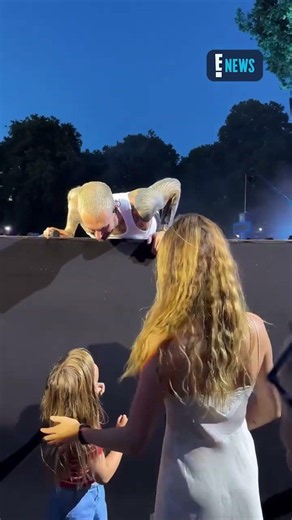 Adam Levine interacts with his daughter Dusty during a London performance. 🥹 (🎥:pinkwhitecoconutice)