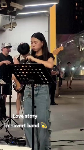 เพลง Love story 💗 Cover : Introvert band โครงการ Bangkok steet performer ลาน SKY WALK MBK CENTER 31 ม.ค. 69 #Noodee13y #วงดนตรีเด็กมัธยม #Assawamusicacademy #SkywalkMBK #Bangkokstreetperformer