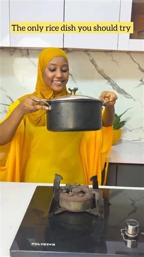 11K views · 928 reactions | CORNER BEEF JOLLOF RICE Even if you’re not going to try any recipe from my page please don’t pass this it hits every spot Subhanallahiiii shinkafar nan ta hadu waiiii Ingredients Oil Onions Ginger garlic scotch bonnet paste Tomato paste Blended Tomato pepper mix Seasoning Stock Rosemary Thyme Bay leaves Washed rice Green beans Corned beef | Chefnisah | Facebook