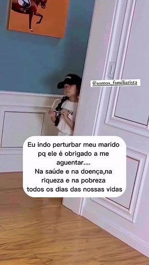 Eu indo perturbar meu marido só pra lembrar que ele nunca vai ter sossego! Afinal, carinho e atenção também têm que vir acompanhados de umas boas doses de implicância, né? 😂 Mas no fundo ele ama! . . . #VidaDeCasada #PerturbaçãoDoBem #EleAma #AmorComHumor”