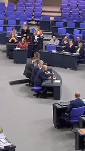 Mit dem Dayton Abkommen endete der Krieg in Bosnien und Herzegowina. Das Abkommen stabilisierte das Land und legte die Grundlage für den Wiederaufbau. Ohne Dayton wäre ein so schnelles Ende des Krieges kaum möglich gewesen. Es beendete die Gewalt, schuf aber keine Voraussetzungen für langfristige Demokratie und Gerechtigkeit. Dayton zog Grenzen im Land, baute aber keine Brücken zwischen den Menschen. Deshalb braucht das Abkommen nach drei Jahrzehnten Reformen, die Menschen verbinden und nicht we
