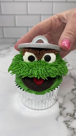 Oscar the Grouch Cupcake Decorations and Cake Ideas