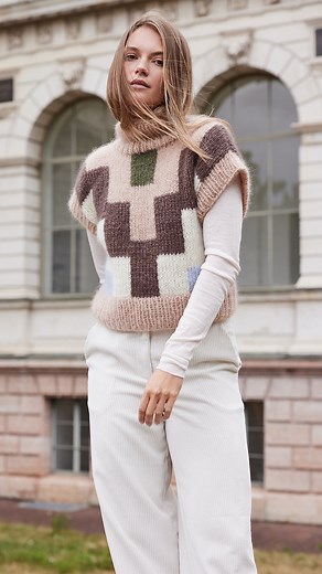 1 Muster, 3 Modelle und ganz viel Flausch 💗 Ob Pulli, Slipover oder Cardigan – das Trio aus dem Filati Journal Nr. 70 überzeugt mit einem perfekten Maschenbild in glatt rechts. Klare Silhouetten und plakative Farbblöcke lassen die Designs fast wie tragbare moderne Kunst wirken. Die fluffigen Designs entstehen aus der unwiderstehlich weichen Mohair di Gio. Das dreifach gezwirnte Garn ermöglicht mit seinem Volumen ein flottes Vorankommen. Du bist schockverliebt? Die Anleitungen für die gezeigten 