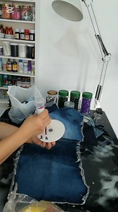 Con CD's y retazos de jeans unos lindos portavasos .#reciclaje#ideasfaciles#manualidadesutiles#manualidades#decoracion#hogar#tutorial#facil#tela#retazos#portavasos# | Andrea Mayerli Reina