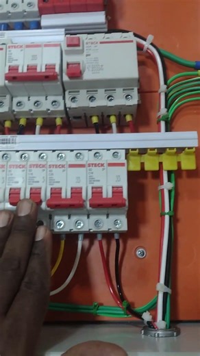 Three-phase distribution board assembly