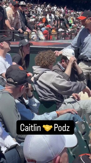 #CaitlinClark and #BrandinPodziemski is an unexpected link up at the #Giants game 🤝 (via 957thegame/X) #sfgiants #indianafever