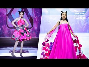 Mẫu nhí rực rỡ sắc màu với thời trang hologram trên sàn runway | NTK Khiêm Nguyễn | BST A Vivid Life