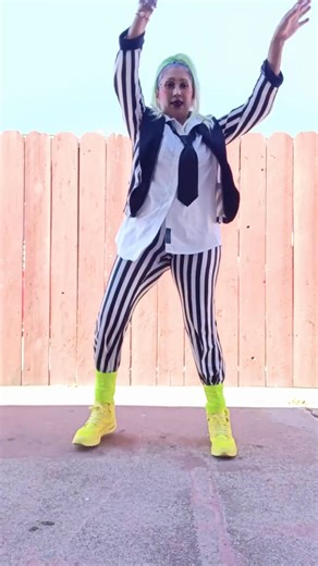 SHAKE SEÑORA BEETLEJUICE #AGARRENLASENTRETEINMENT #cyntiaalcaraz #zumbafitness #zumba #zin #zumbalovers #beetlejuice | Cyntia Alcaraz