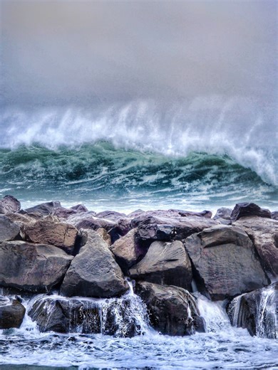 Westport, Washington.📍👑 🌊 The ocean was putting on a show yesterday! King Tide waves crashing over the jetty and the wind roaring nonstop. Viewed from the Westport Viewing Tower. #WashingtonCoast #KingTide #PNW | The PNW Bucket List
