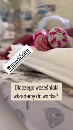 1️⃣ Termoregulacja i ryzyko hipotermii Wcześniaki, zwłaszcza te urodzone przed 32. tygodniem ciąży, mają: 🔹 Niedojrzały układ termoregulacji – ich organizm nie potrafi samodzielnie utrzymać stałej temperatury. 🔹 Cienką, przepuszczalną skórę – przez którą tracą ciepło 4x szybciej niż donoszone noworodki. 🔹 Mało tkanki tłuszczowej – brakuje im brązowej tkanki tłuszczowej, kluczowej dla produkcji ciepła. 📌 Utrata ciepła po porodzie może prowadzić do hipotermii, co zwiększa ryzyko hipoglikemii, 