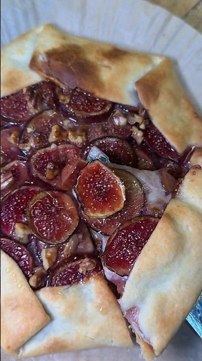 Fresh Fig Tart with Gruyère and Walnuts #sofiaafoodie #recipe #sweet #tart #fig