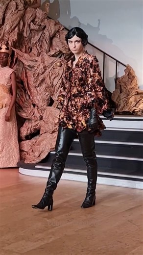 Haute Couture with CoutureNotebook on Instagram: "Franck Sorbier's Winter 2025-2026 haute couture collection draws from the 16th-century myth of El Dorado, where Spanish conquistadors sought a legendary golden city. 💕 One highlight for me was this silk velvet jacket with pagoda sleeves I would love to wear (once upon a time I also used to go in my Fleet Street office wearing cuissarde and mini dresses). 💕 Sorbier has developed and trademarked a technique he calls "compression," where he expert