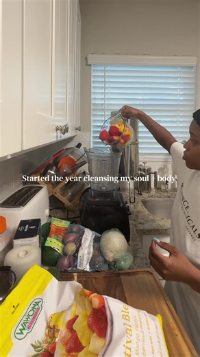 Mango strawberry cucumber 🥒 smoothie with a dash of honey cinnamon #smoothierecipe #smoothietok #yearlyreset #cleanse