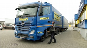 55K views · 52 reactions | Der Zoff um den GigalinerSeit Januar sind Lang-Lkw, auch Gigaliner genannt, im Regelbetrieb auf deutschen Straßen unterwegs. Was Spediteure freut, ängstigt so manchen Autofahrer und ärgert die Bahn-Lobby. | DIE ZEIT | Facebook