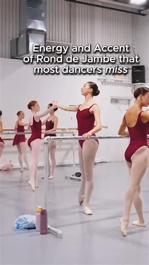 Energy in rond de jambe doesn’t come from “drawing a circle.” It comes from how you use the floor. When the working foot passes through first position, don’t lose the knee and don’t just hover. Confront the floor. Push through it. There’s resistance there. If you stop in first, the movement dies. If you pass through with intention, the circle keeps breathing. Second, use your toes. Engage them to create that small accent. It’s not a lazy 1-and-2-and-3. There’s a subtle push, a clear texture in t