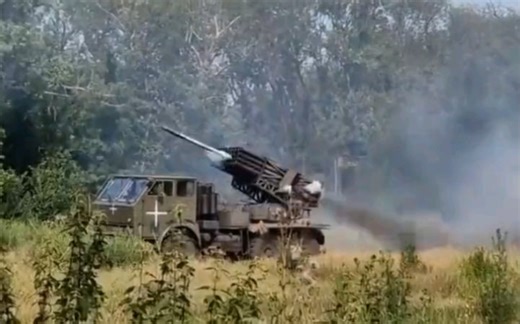 罗马尼亚122毫米MLRS APR-40，在武装部队的37独立海军旅服役，向俄罗斯阵地开火(10P)