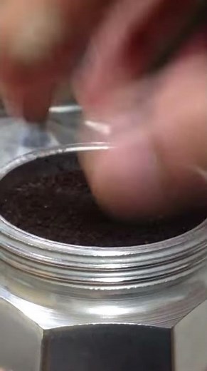 ビアレッティ モカエキスプレス 直火式エスプレッソメーカーでコーヒーをいれよう！【コーヒー】 - How to use Bialetti Moka Express #Shorts