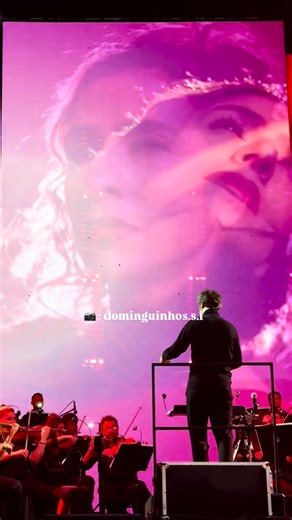 Marisa Monte : por Dominguinhos on Instagram: "“VILAREJO”(composta por Marisa Monte, Arnaldo Antunes, Carlinhos Brown e Pedro Baby ), interpretada ao vivo por @marisamonte e orquestra sob a regência do maestro @andre.bachur na estreia da turnê PHONICA, no Parque Ecológico da Pampulha, em Belo Horizonte. 🎥: @dominguinhos.s.f @marisamonte.reels @marisamonte @andre.bachur @carlinhosbrown @phonomotor @simon_fuller_ @kappamakki @liviaamonte @bebelprates @victoria_oliv @thaizacorrea @brunacana