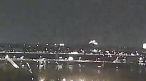 28K views · 365 reactions | ÚLTIMA HORA    Un helicóptero militar Black Hawk se estrelló en el aire con un avión de American Airlines cerca del Aeropuerto Nacional Reagan de Washington D.C. Medios locales afirman que hay varios pasajeros fallecidos.#eeuu #washingtondc #tragedia #americanairlines | América Noticias MIAMI | Facebook