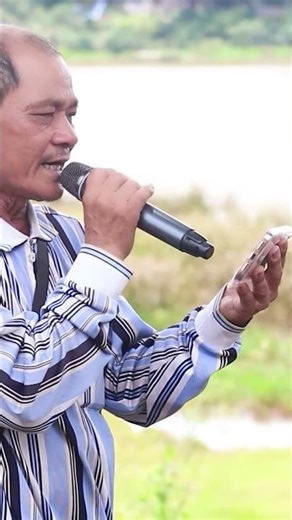 Xuất Hiện Ông Chú 65 Tuổi Bán Bánh Bèo Hát Hay Như Ca Sĩ Chuyên Nghiệp | Bến Sông Chờ - Chú Hiệp