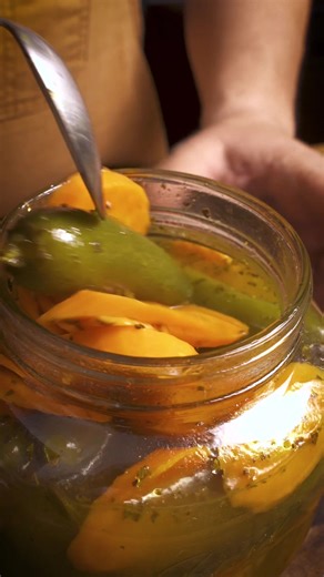 Adiós a los chiles en lata, hacerlos en casa es bien fácil 🌶️ #recetas #cocina RECETA: 1.2 kg chiles jalapeños verdes firmes 500 ml vinagre blanco destilado 5% acidez 500 ml agua 20 g sal fina 2% 15 g azúcar blanca 1.5% 2 dientes de ajo opcional media cebolla blanca en pluma opcional 1 hoja de laurel media cucharadita de cúrcuma en polvo media cucharadita orégano seco media cucharadita pimienta negra entera 1 cucharada aceite vegetal neutro canola maíz