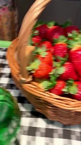 Gin Tônica virou a bebida da moda! E é um drink gostoso, refrescante e fácil de fazer! 🍹 Vamos aprender a minha receita para brindar dias melhores para todos em 2022? INGREDIENTES -Gelo; -50 ml de gin; -Água Tônica Diet; -3 a 4 Bolinhas de zimbro (em cada drink); -Rodelas de Laranja fresca; -1 ramo de alecrim; #Receitas #Gastronomia #Culinária #SilviaPoppovicAdora | Silvia Poppovic