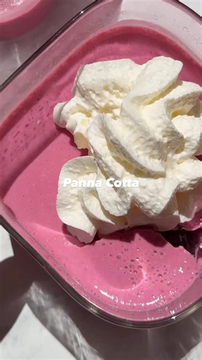Bec Armour | Wellness With Groove on Instagram: "ABSOLUTELY! I’ve been making this on repeat and my goodness me I’m so glad I remembered this beaut! 🩷🤍 Simply combine 1 sachet lite jelly (I used port wine) with 1 cup boiling water. Whisk. Then add 1 cup yoghurt. Whisk. Pour into containers and let set in fridge. Deliciousness! #healthyrecipes #snackideas #snacks #easyrecipes #mealprep"