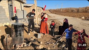 Insulating the roof of Ayas's house with bitumen Fatemeh and Amir clash with Soraya (Kohrig family) part 1 | Nomadic Life Iran