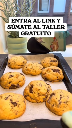 Peca con Estilo on Instagram: "👉 Revisa mi perfil 🔗 Instagram y Facebook: entra al link y súmate al taller gratuito y en vivo. 🍪🍪🍪 Esta cookie no es viral por moda. Es simple de hacer, se mezcla a mano y queda grande, suave y equilibrada en dulzor. 🍪🍪🍪 Ideal para disfrutar en casa o para quienes quieren empezar a vender cookies con una propuesta más consciente. 🍪🍪🍪 Si sientes que este mundo te llama y quieres aprender a hacerlo bien, tengo algo preparado para ti. 🍪🍪🍪 El taller es g