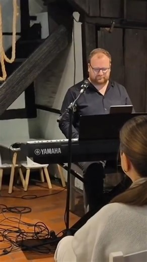 Wedel TV on Instagram: "Das Reepschlägerhaus lag am 9. Januar 2026 tief im Schnee. Drinnen besang Hanna Westi das Winter Wonderland. Die diplomierte Musicalsängerin nutzte ihren Heimatbesuch in Wedel, um in Begleitung von Mit-Wedeler Thorben Korn am Piano in zwei Konzerten ihre Stimmgewalt zu beweisen. Zwischen bekannten Songs von Größen wie Frank Sinatra, Joni Mitchell und Adele plauderte die Sängerin, die seit 2019 in New York lebt und arbeitet, lebendig über ihre Erfahrungen als junge Künstle