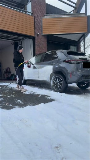 Esme gelissen 🇳🇱 on Instagram: "Taking snow foam a bit too literally ⛄️❄️ This isn’t the weather we’re used to, but sometimes you adapt. Foam, rinse, straight back inside, work goes on. 💪🏼😌 Get your detailing supplies @waschguru.de use code : detailinggirl10 for some nice discount. ✨ #detailinglife #snowfoam #winterdetailing #cardetailing #workgoeson"