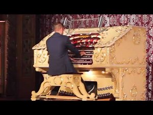 Majestic Theatre Pipe organ coming up from the pit.