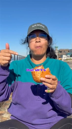 Vietnamese 🤝🏽 Filipino fusion? SMACKINNN’ how did I not know about this kare-kare bahn mi before 😳 especially since spot in Pacifica is hella close to me?! AND they serve it with a side of bagoong too?! *spectacular, I’ll take 14 of them* LOLOL along with other more traditional bahn mi sandwiches and a variety of special drinks (which I didn’t try yet), they also have a pork tocino bahn mi. definitely need to go back for that one! Lmk… would you try it?! 📍Dinosaurs Sandwiches Pacifica, Calif